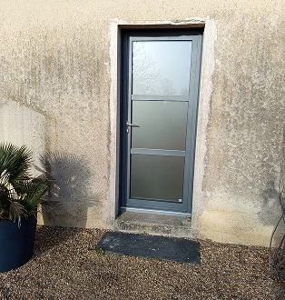 Pose de Portes d'Entrée à Bécon-les-Granits